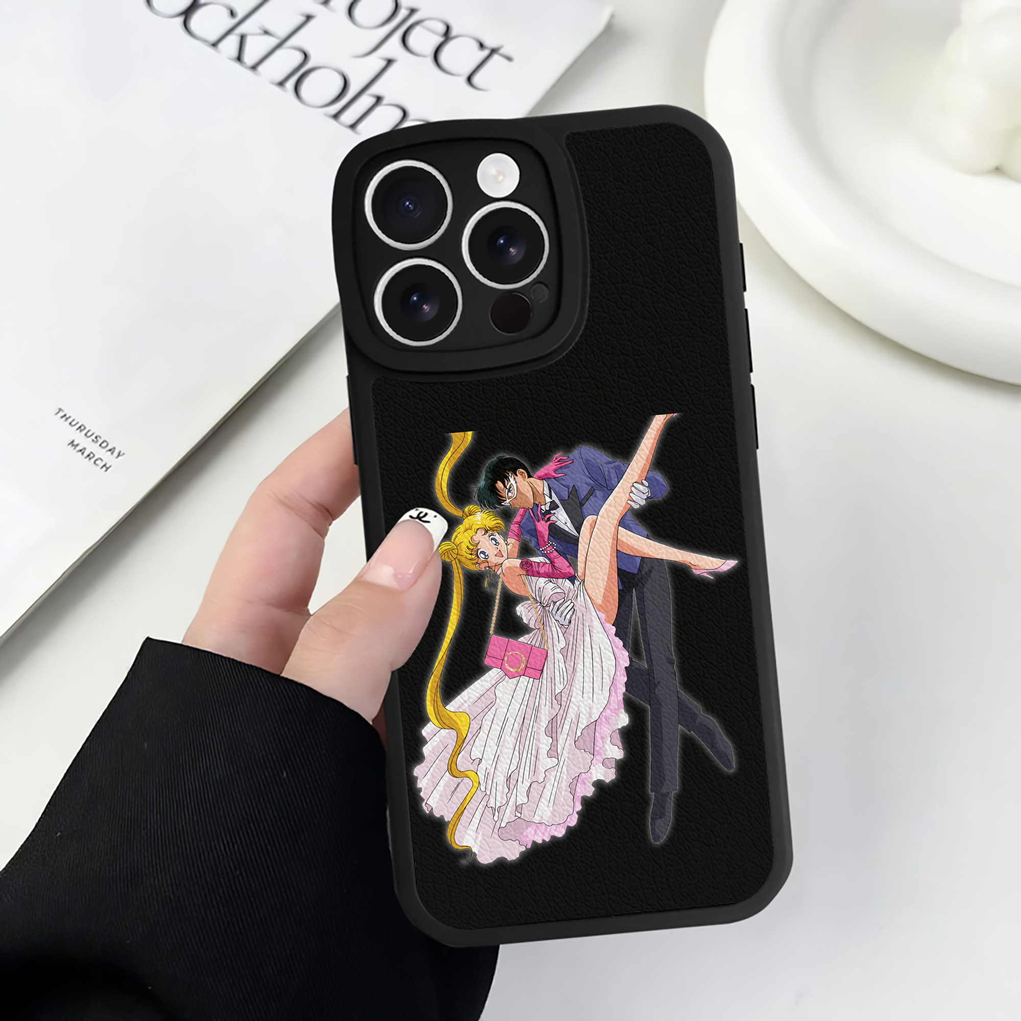 （画像用） 美少女戦士セーラームーン 愛野 美奈子 あいの みなこ Sailor Moon Aino Minako 【iPhone 16シリーズ対応】シリコンスマホケース（レザー調） 材質：シリコン